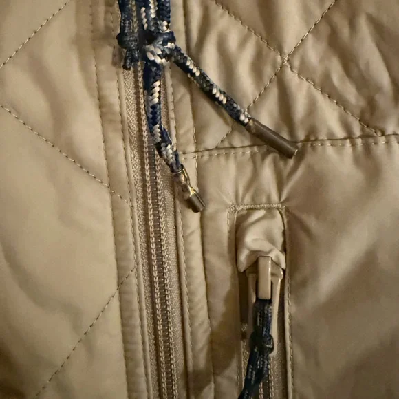Diamond quilted light weight PATAGONIA jacket. Men’s size large tan and navy - Picture 2 of 10